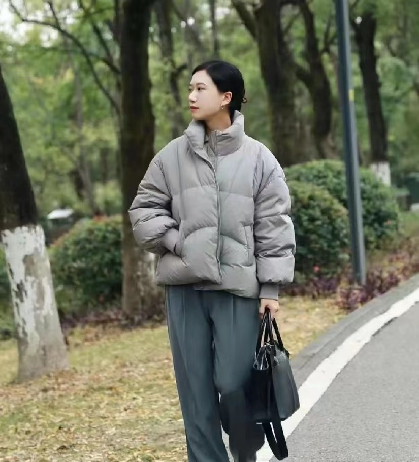 羽绒服毛衣内搭什么好穿,羽绒服敞开穿露出内搭更显层次感