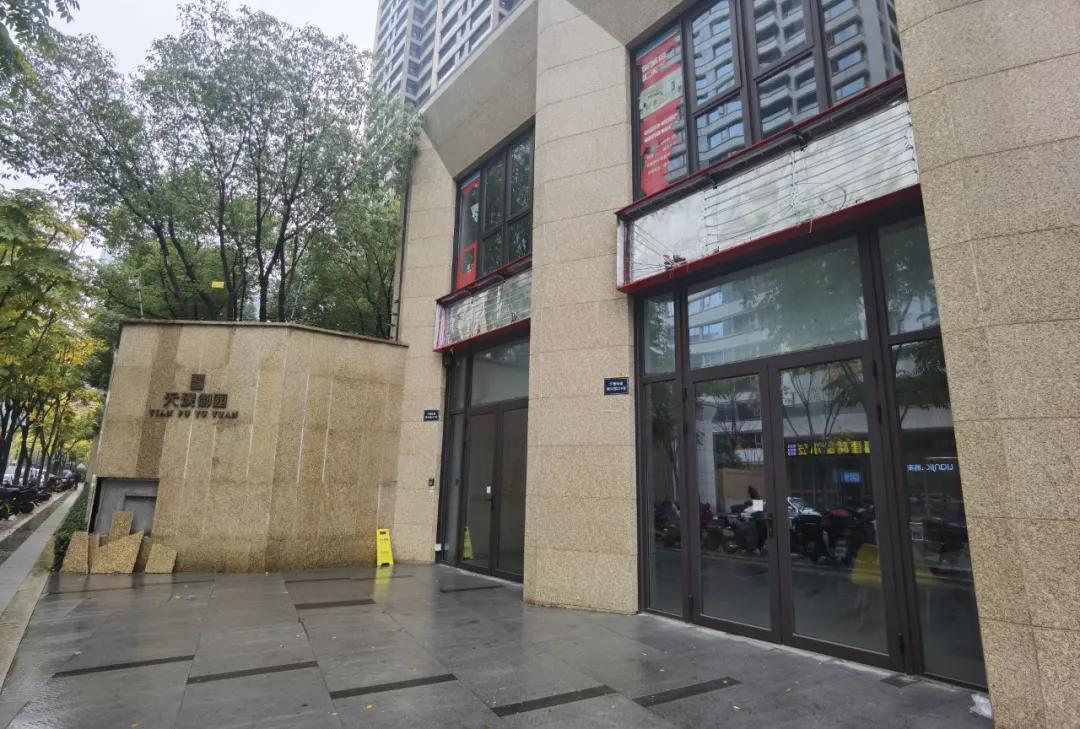 全身名牌，开劳斯莱斯，行骗多年的奥体“房姐”栽了