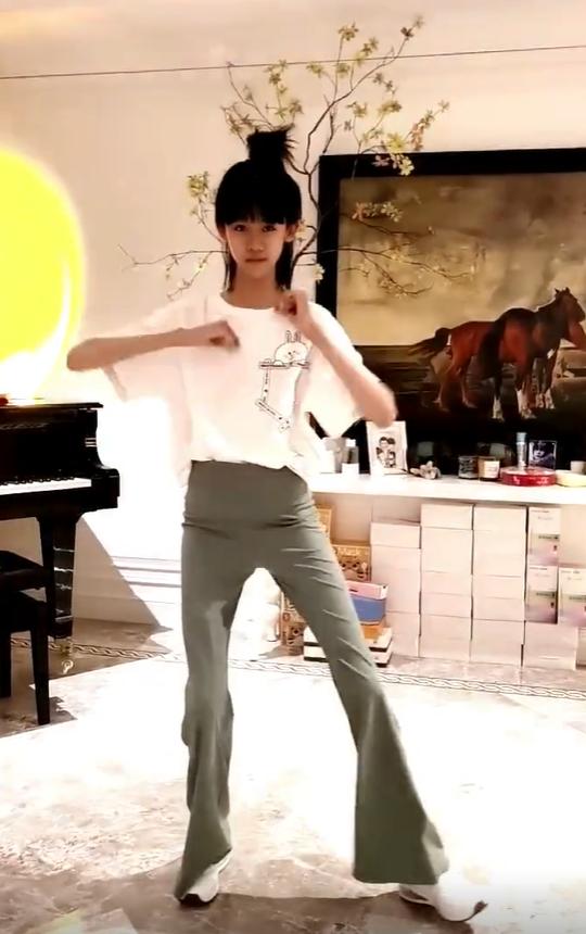 陆毅14岁大女儿获赞最美星二代，才艺令人惊艳，四口人共用一张脸