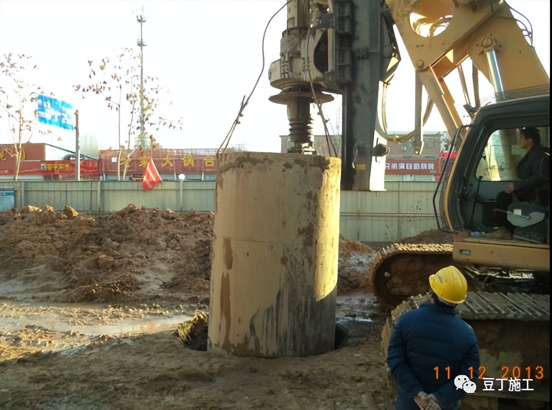 打桩过程中出现塌孔怎么处理,下钢筋笼声测管掉在桩孔里怎么办