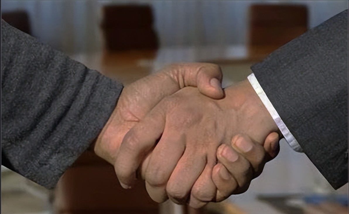 2300校服校方回应,学校订高价校服事件