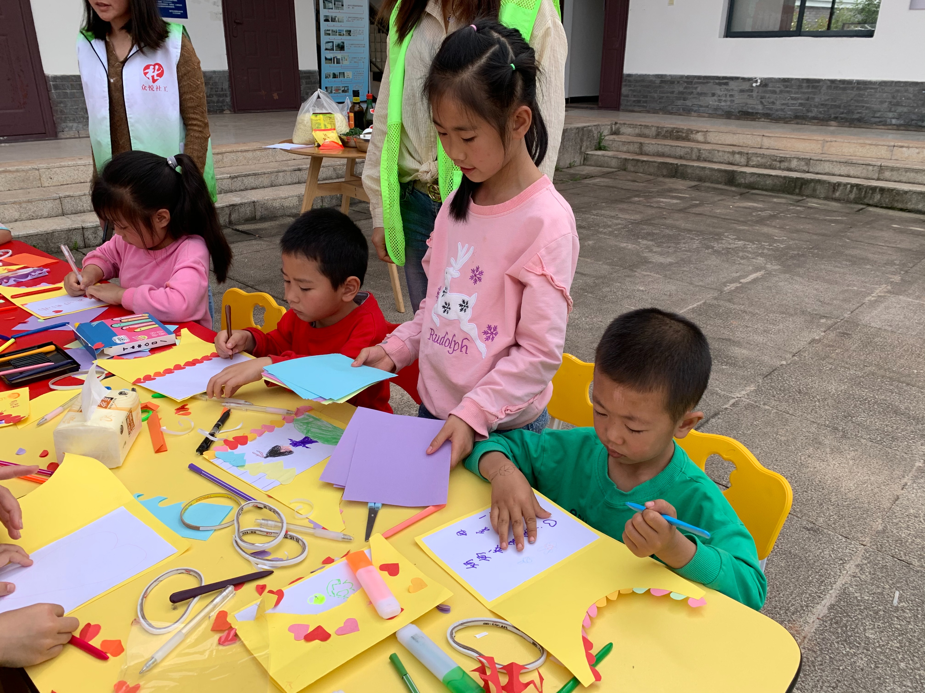 船山区民政局开展“致敬母亲・感恩母爱”关爱留守儿童活动