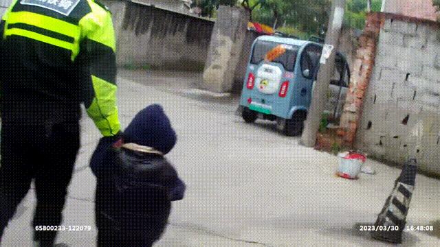 外卖小哥带着孩子送外卖警察帮忙,外卖小哥在十字路口执勤