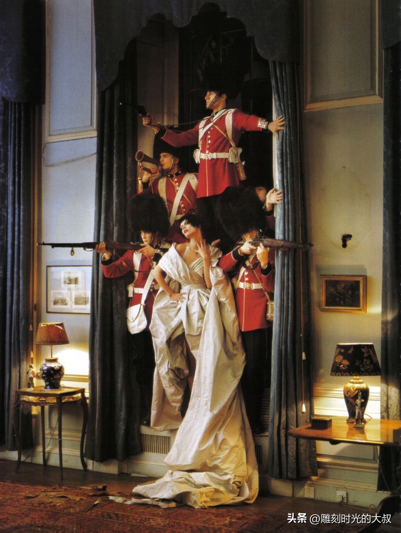 作品充满隐喻与象征主义，讽刺和暧昧：备受赞誉的当代时尚摄影师