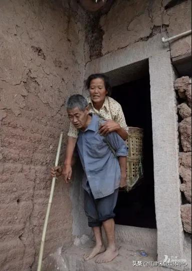 江津“背篓夫妻”女主人公许厚碧逝世，背篓上的真爱曾让无数人感动