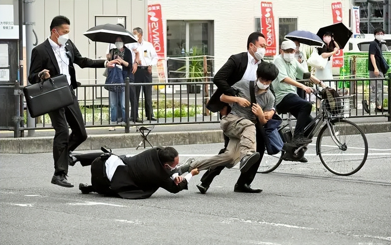 安倍遇刺身亡在场女保镖引热议,安倍被刺杀属于什么事件