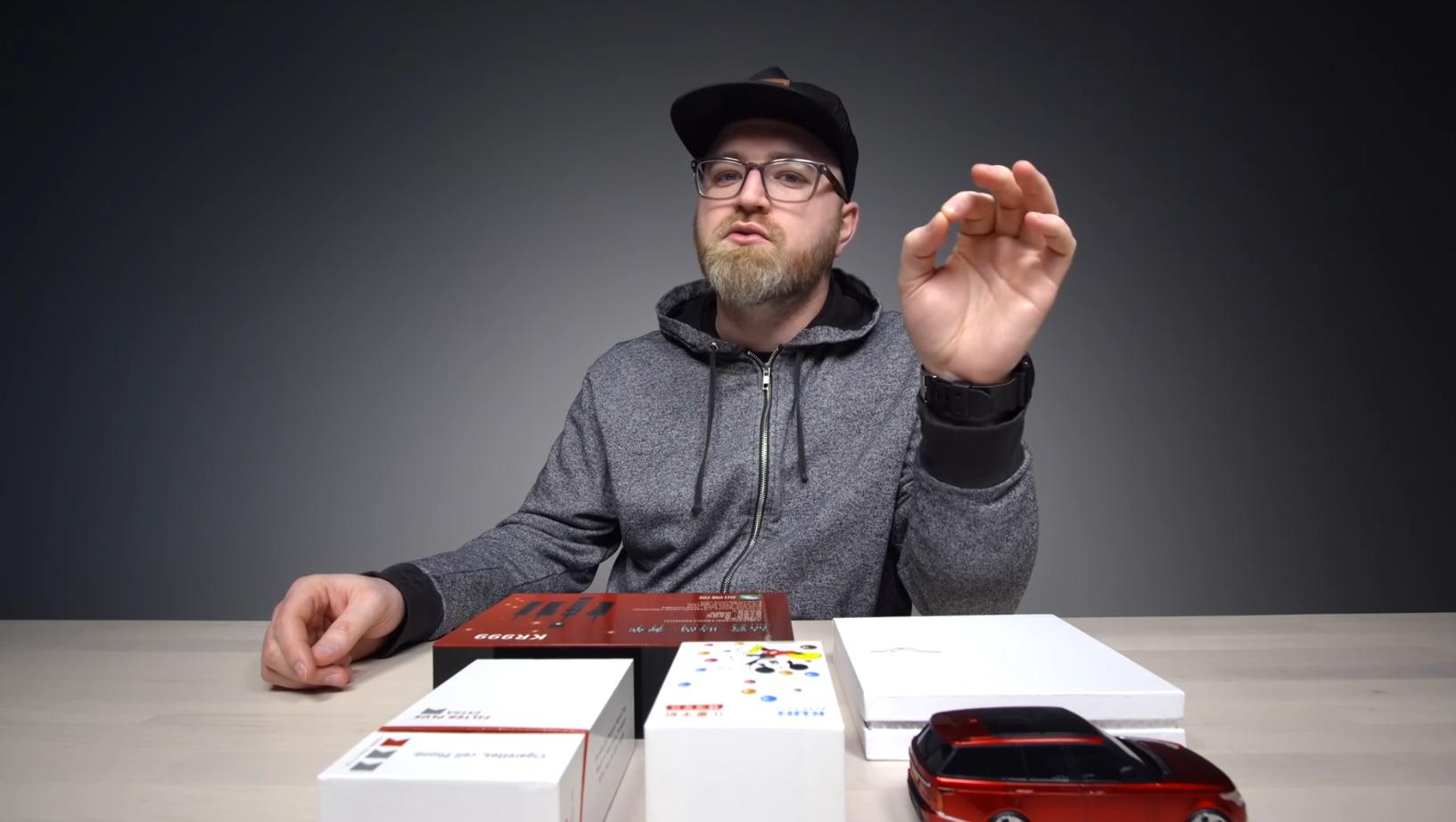 美国大叔买老年机,美国大叔购买中国挖掘机