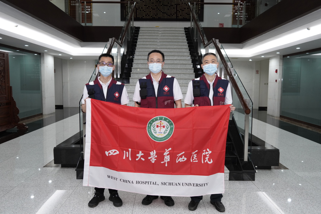 四川雅安地震过后向救援队送水,雅安地震成都救援队