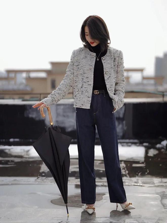 一字带凉鞋黑裤子搭配什么上衣,黑裤子怎么搭配洋气