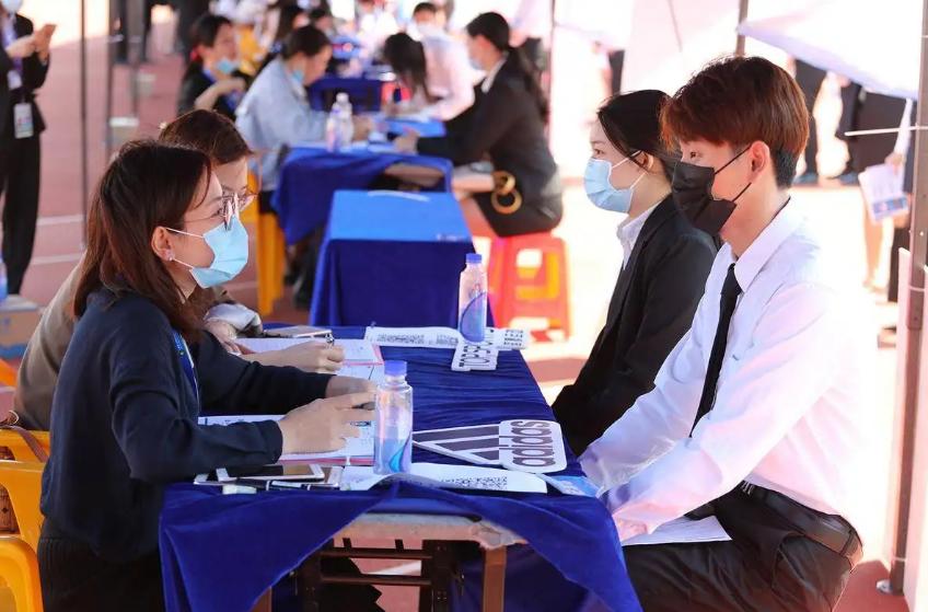 女大学生当保安月薪6000,95后女大学生从设计院辞职