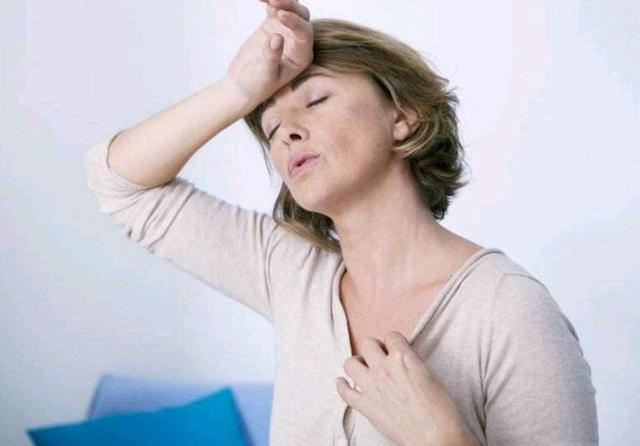 女性绝经身体有哪些变化,快到绝经的年龄要注意什么