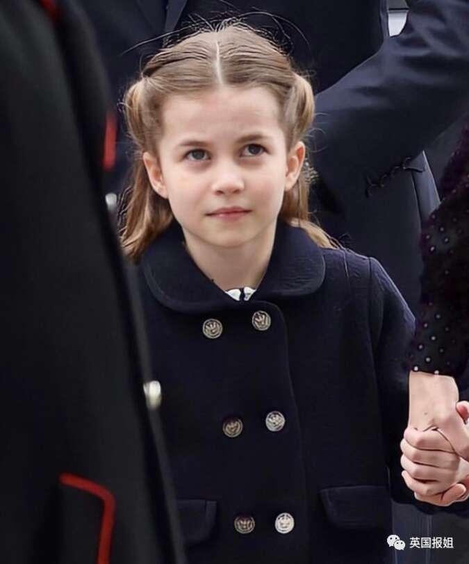 夏洛特公主与哈里王子的亲密接触,哈里王子梅根和小公主夏洛特