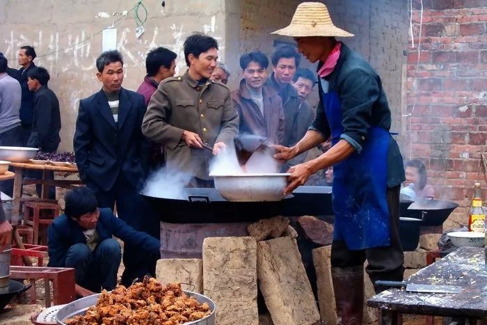 上海农村流行吃“怪席”：满桌鲍鱼海参，为何村民们只随礼50元