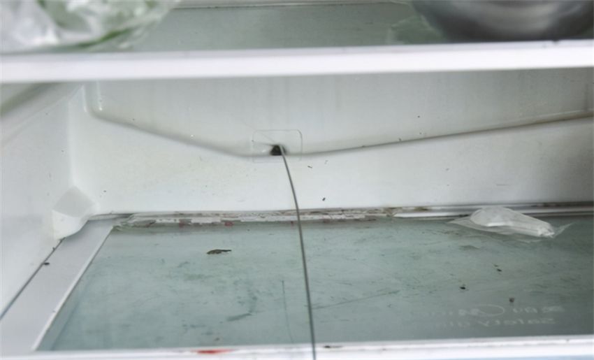冰箱底部的储水盒要不要流水,冰箱底下淌污水是怎么回事