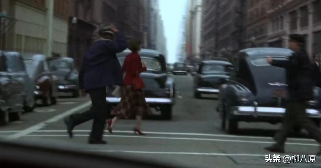 美国影片《卡罗尔》运用了很多的追踪镜头和手持镜头有什么目的？