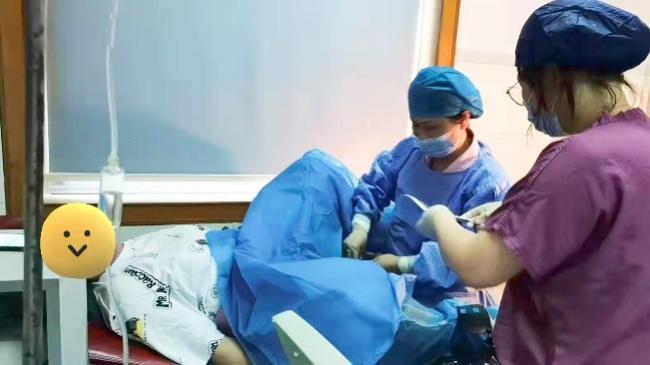 路遇堵车到达医院宫口已开10cm，产科医护在门诊为急产妇紧急接生