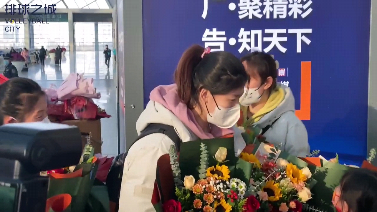 李盈莹等天津女排冠军成员凯旋受欢迎，王宝泉说出广大球迷心愿！