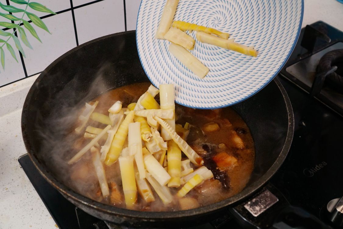 五花肉焖一晚,春天遇到这菜别不懂吃