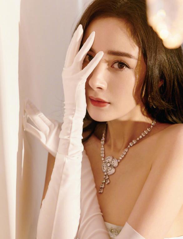 杨幂露脐装时尚,杨幂穿黑色露脐装现身机场