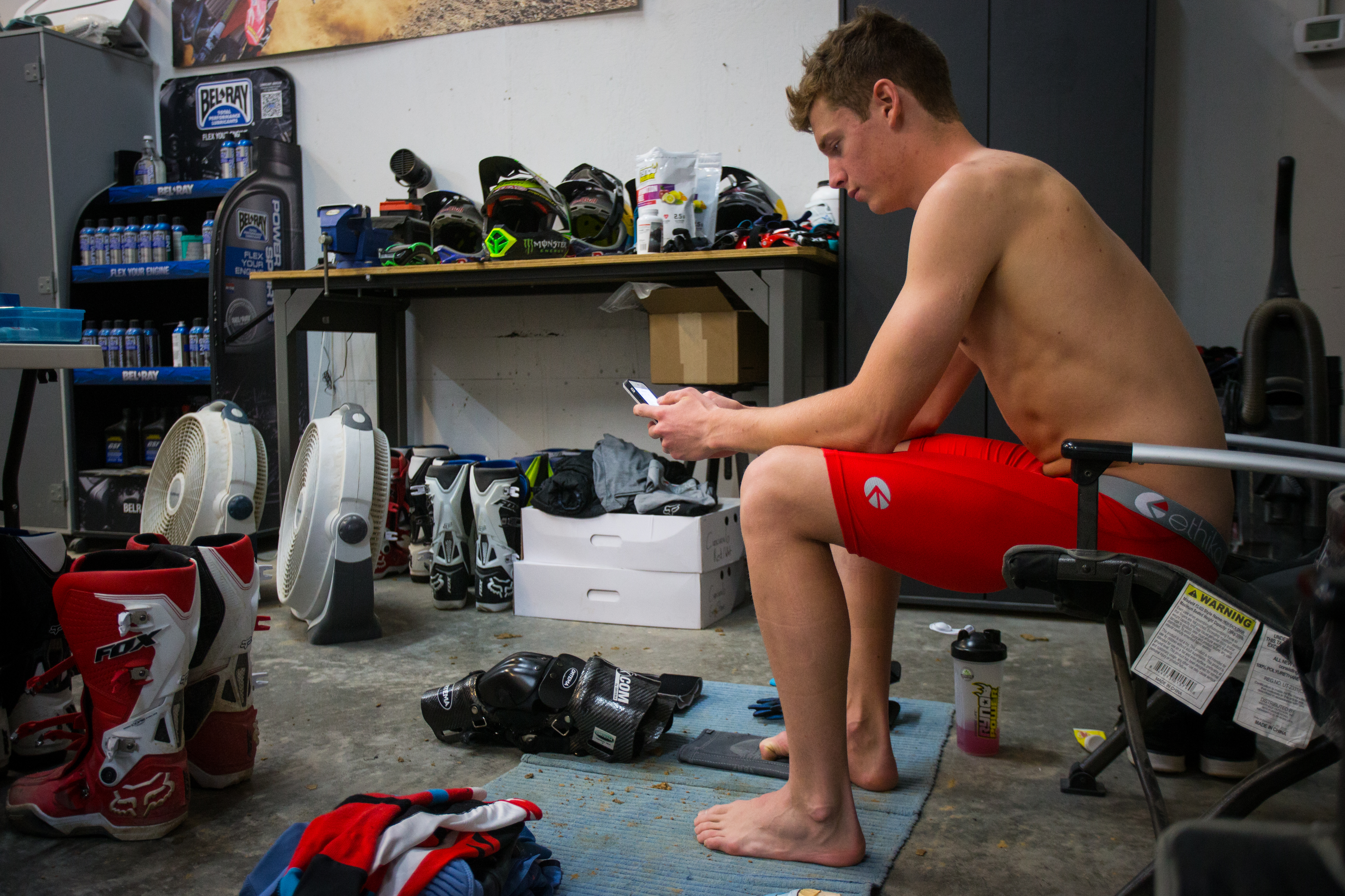 一件「小黑裤」，它被称作「潮牌*裤内**顶流」