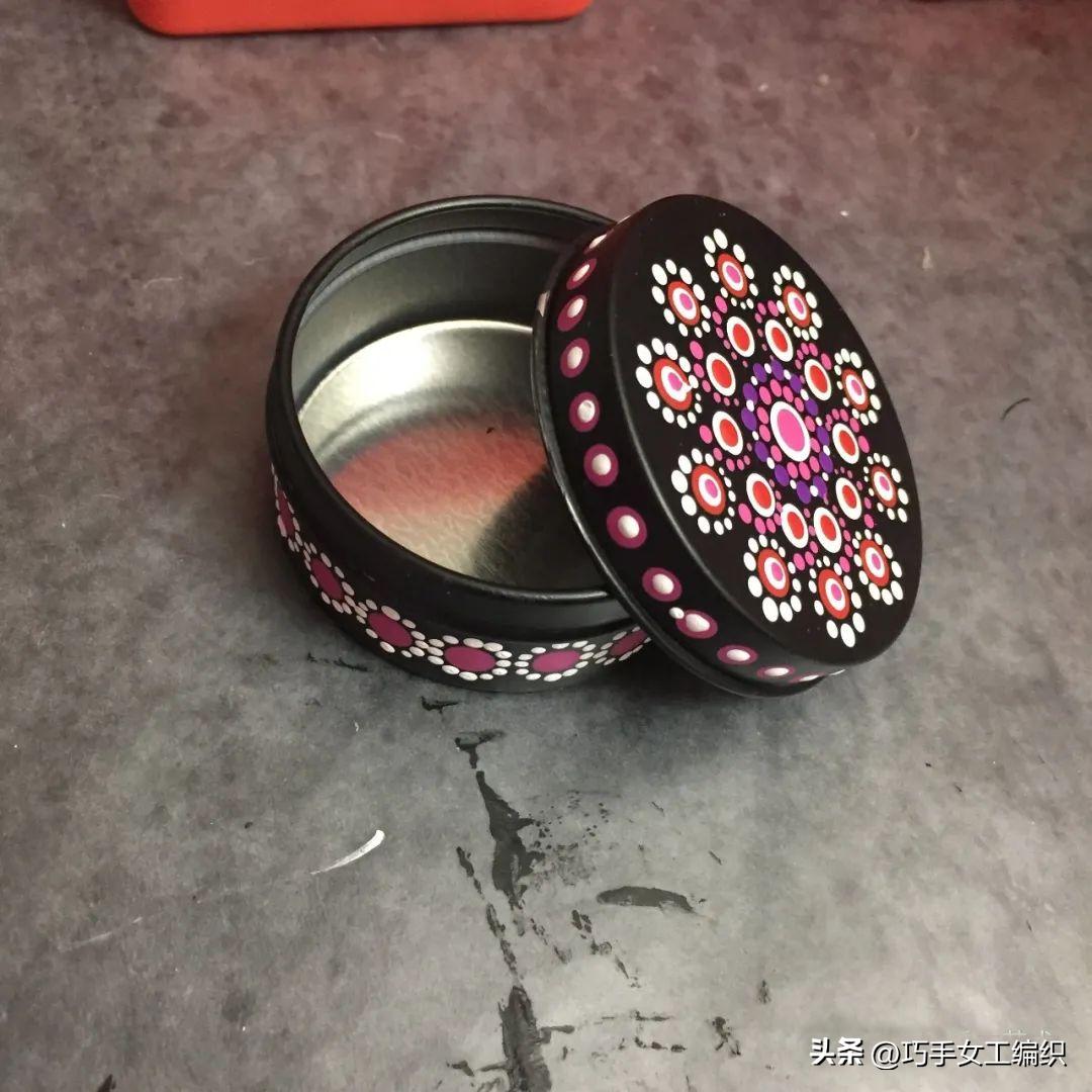 她用粗细不同的铅笔，棉签，牙签，筷子…竟把家里的旧物翻了个新