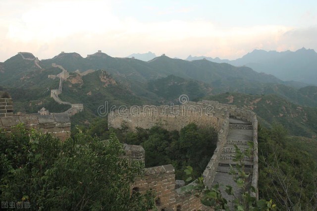 红色的五角星花开在朝阳升起时