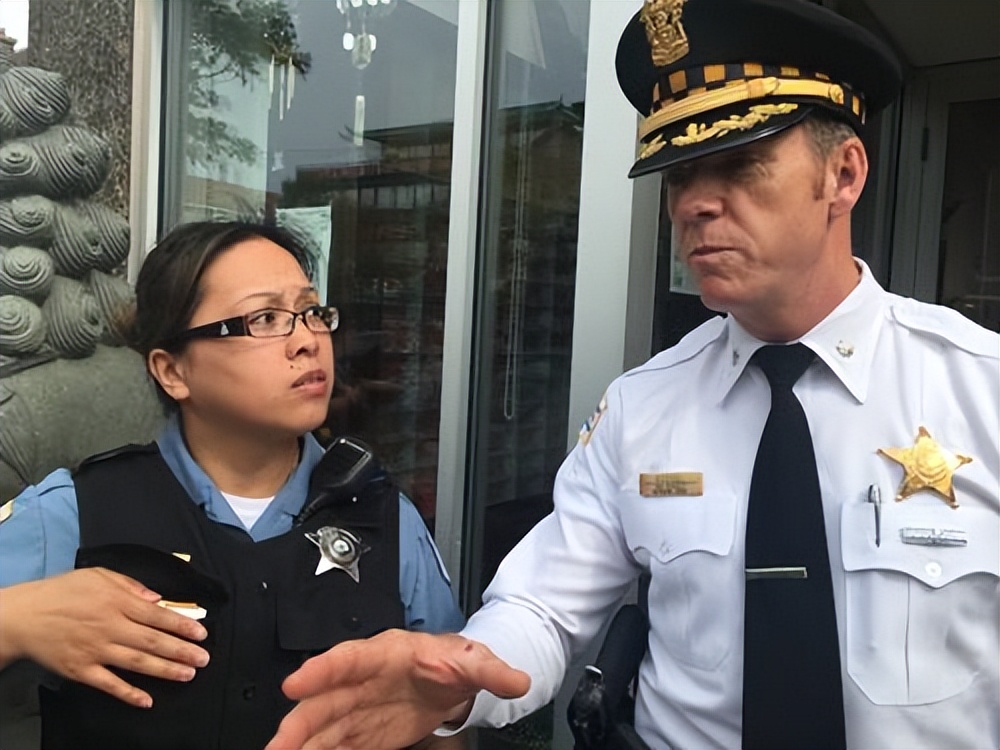 16岁保姆被女人暴打,上海保姆出国受虐待事件