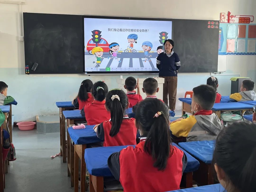 安全防范，平安相伴——包钢实验二小安全教育月系列德育课活动