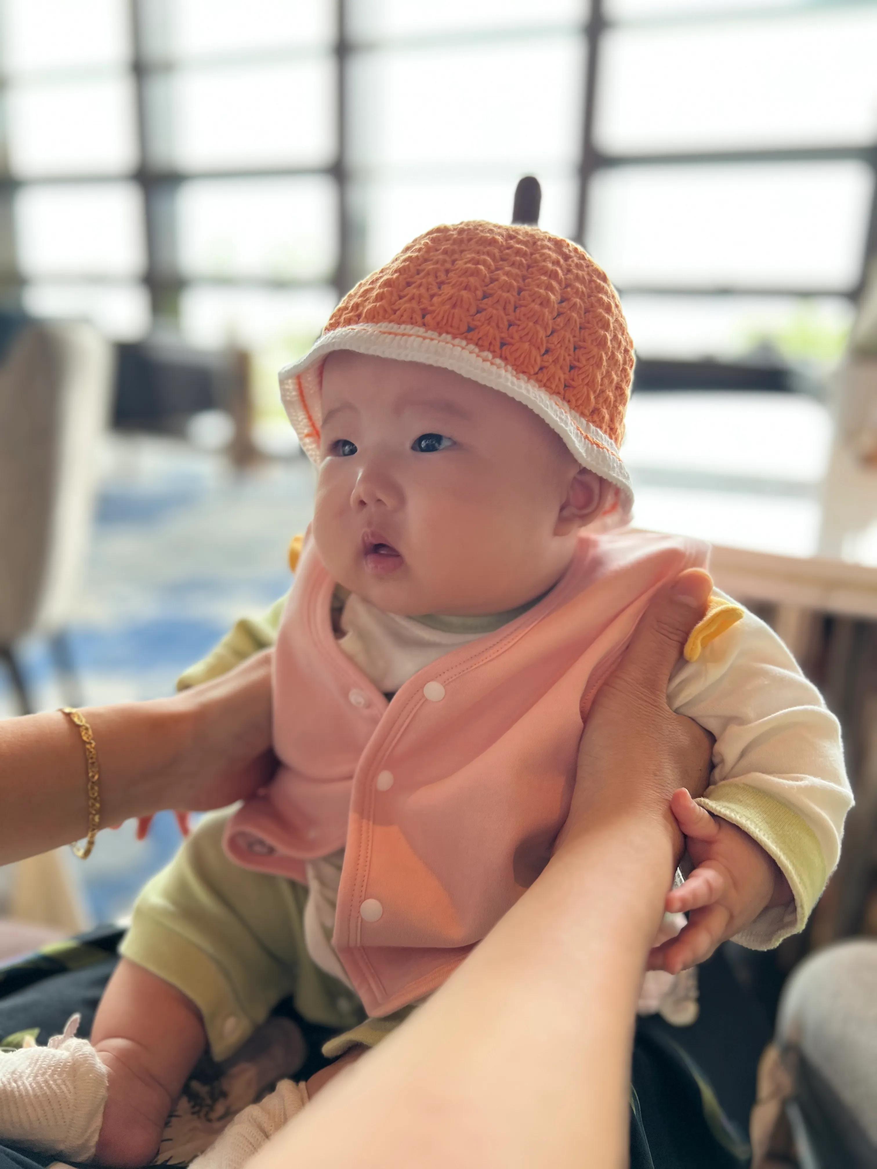 闺女四个月了头发还少得可怜，妈妈傻眼：现在剃胎毛还来得及吗？