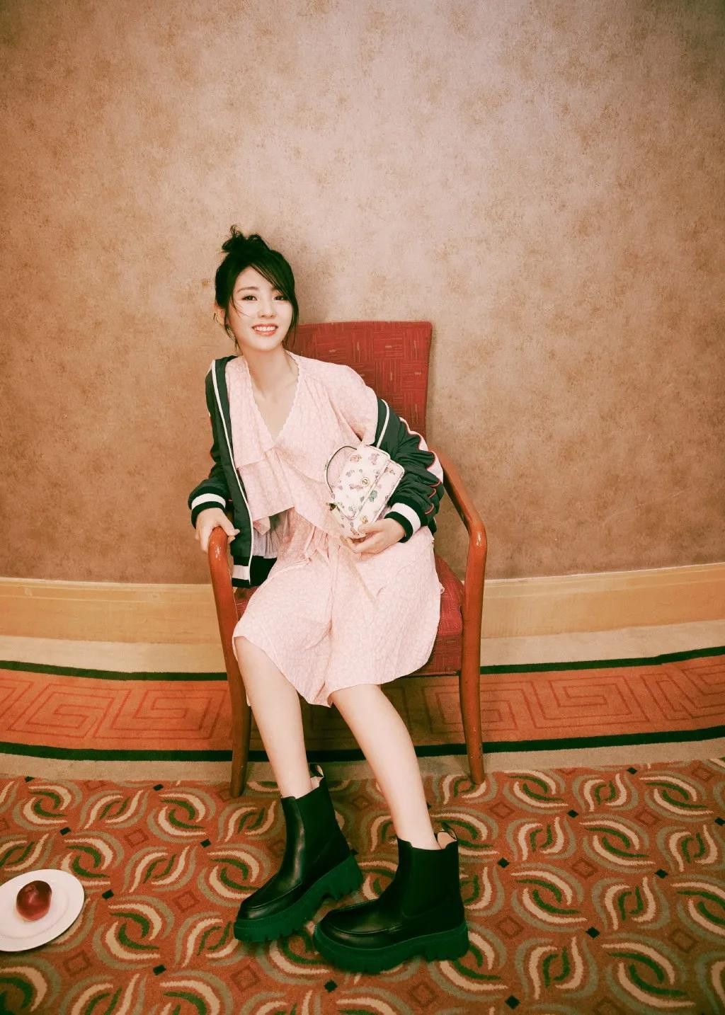 邢菲一袭白裙清新甜美,邢菲可爱少女照片