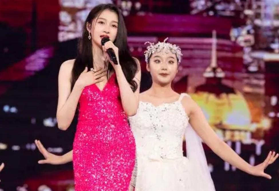 鹿晗关晓彤公开合照捂脸,鹿晗关晓彤与路人合照曝光