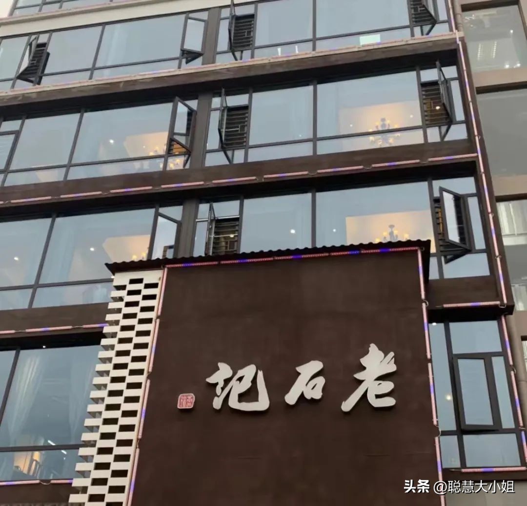 一场烟花登顶热搜！满城美食火成顶流，这座夏日小城太宝藏了！