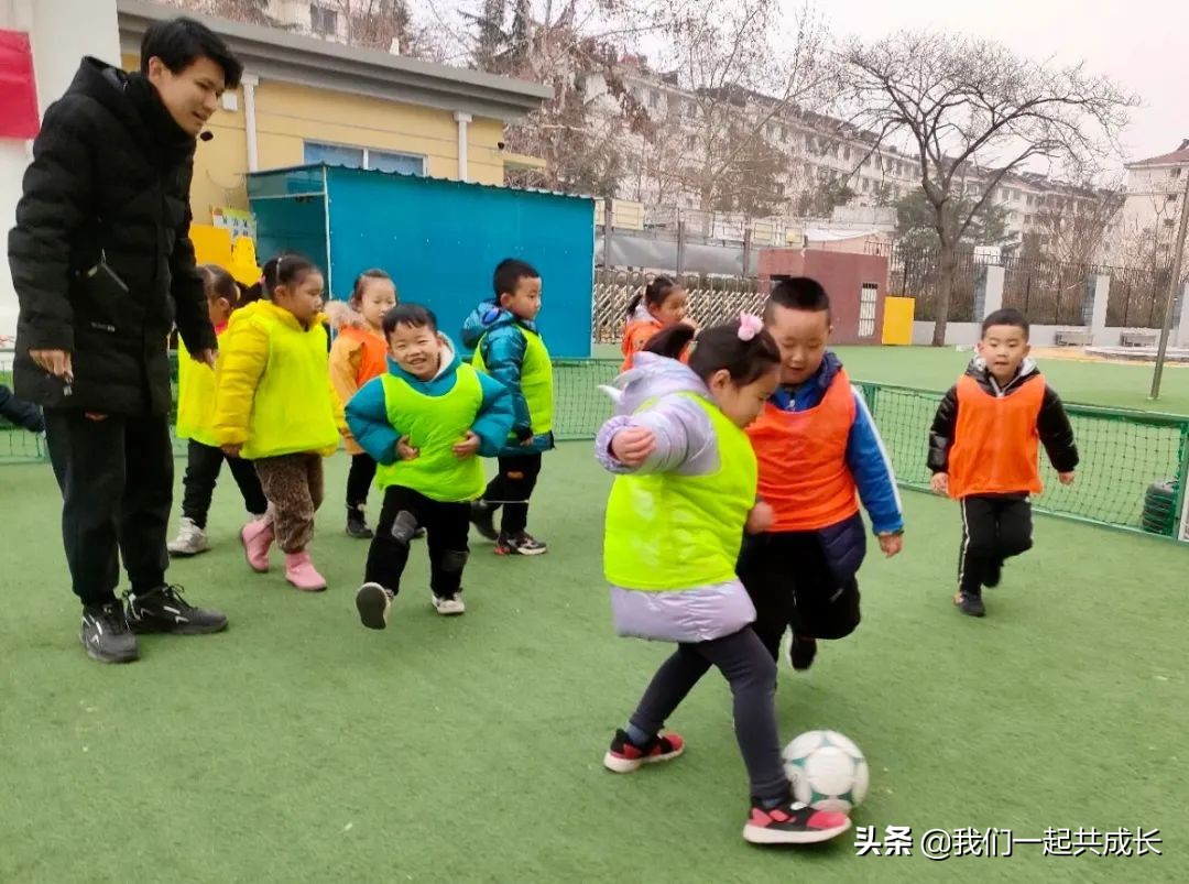 幼儿园趣味足球比赛精彩瞬间 (幼儿园足球文化节足球趣味活动)