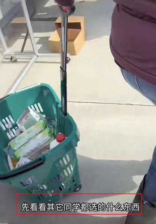 卡车夫妻美国领救济金视频,美国卡车夫妇领救济原视频