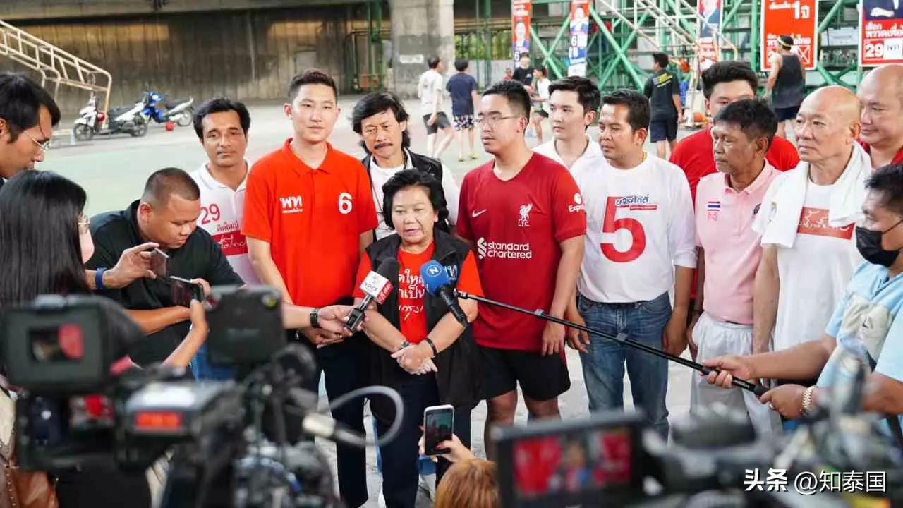 泰国曼谷市长儿子首次以助理身份帮助为泰*党**拉票