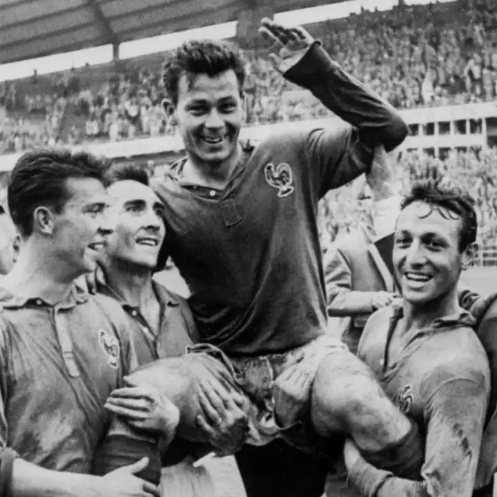 足球名将范巴斯滕年龄,伊布范巴斯滕退役视频