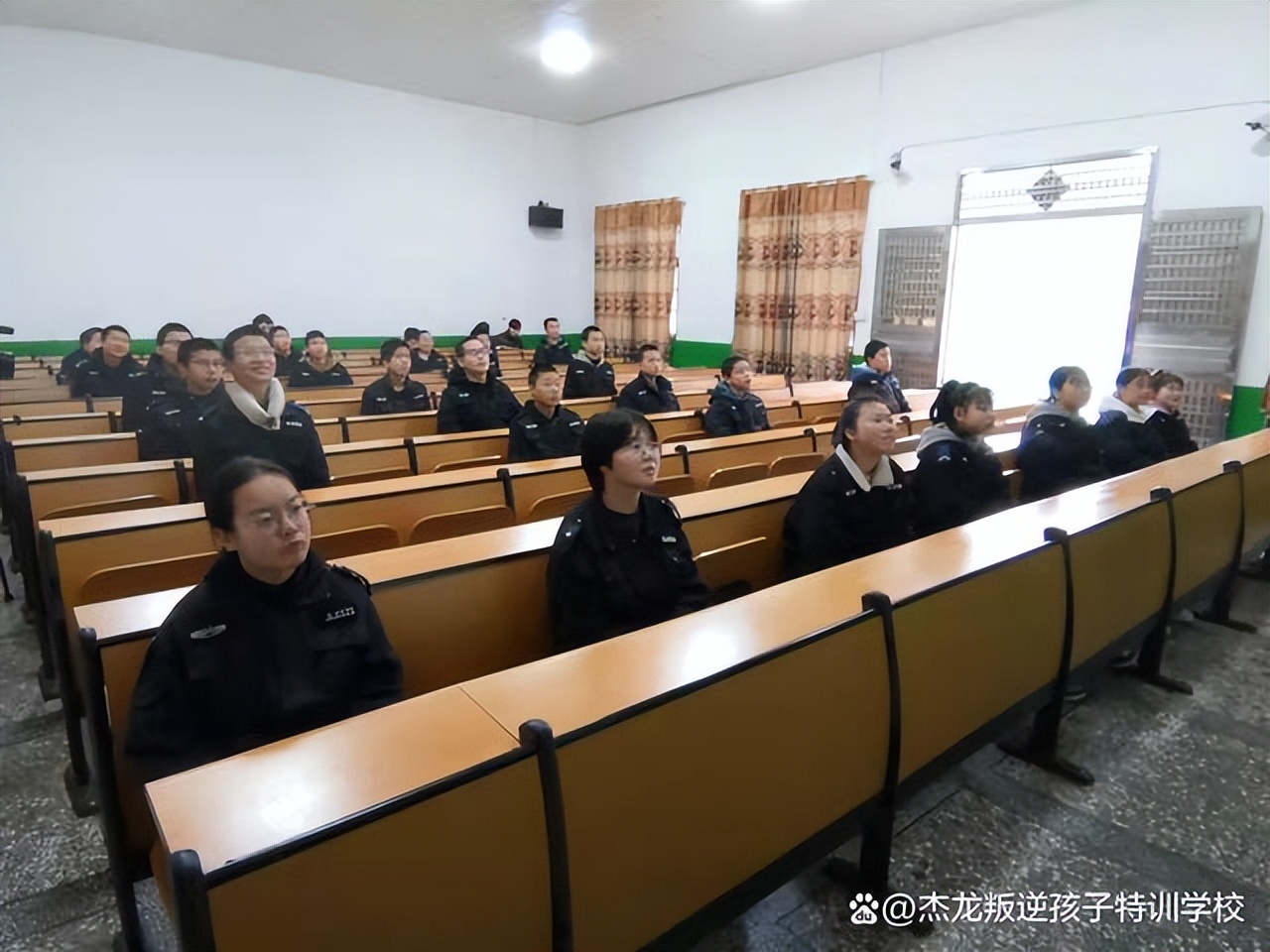 解决孩子叛逆的学校-杰龙教育