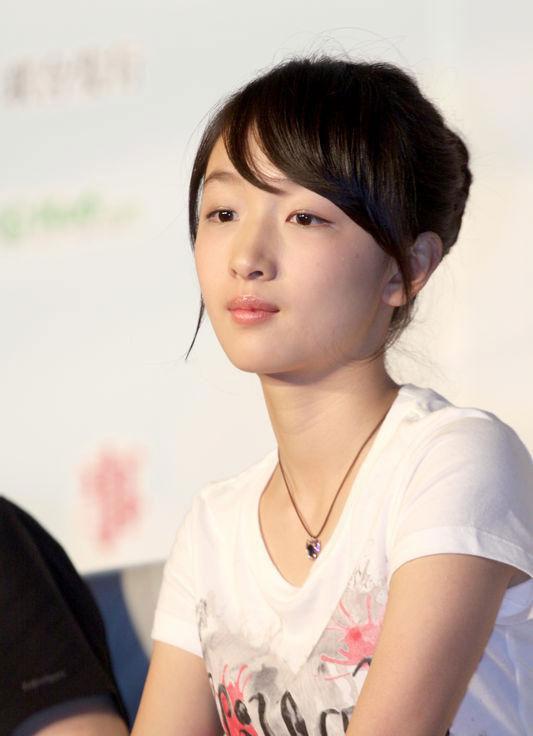 周冬雨相貌平平为什么那么火,周冬雨为什么一出道资源就那么好