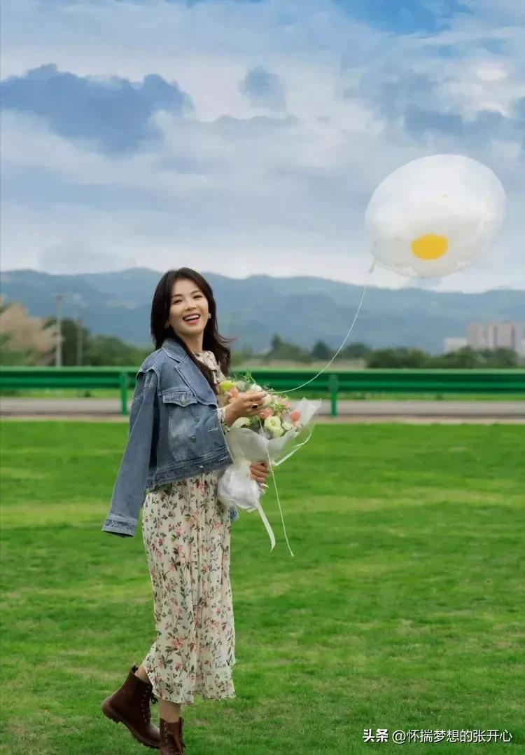 刘涛穿酒红色波点长裙优雅迷人,刘涛碎花裙配卷发温柔复古