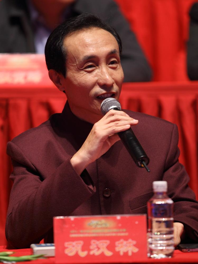 冯巩和谁调侃国足,董路回击冯巩一语双关