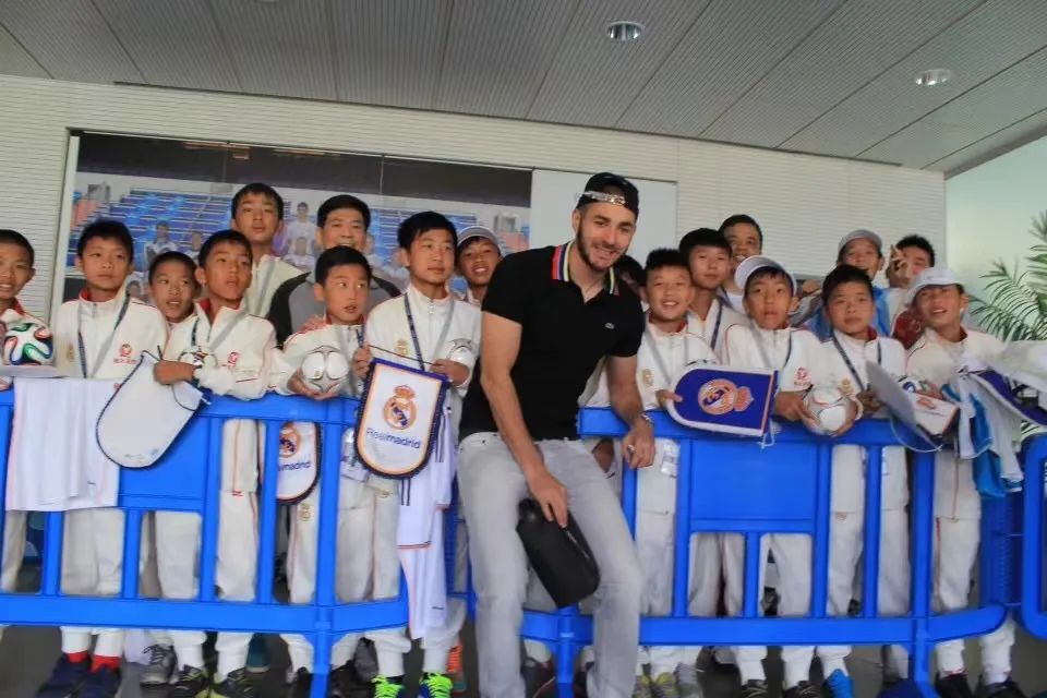 足球少年逐梦百年,足球少年征战绿茵