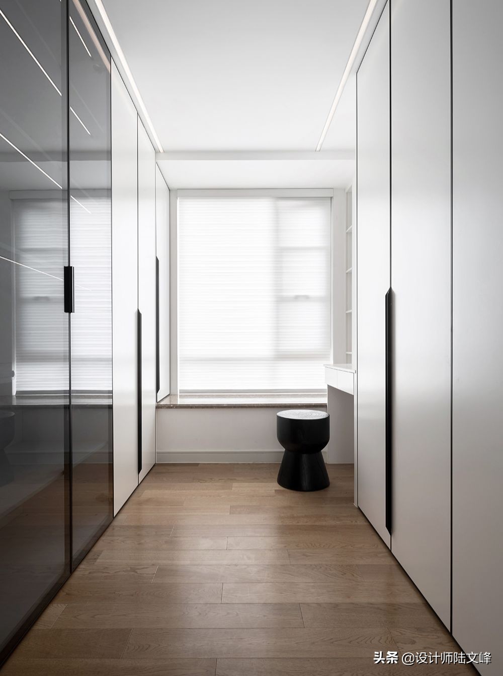 主卧厕所正对床用隐形门,主卫门对着床做隐形门