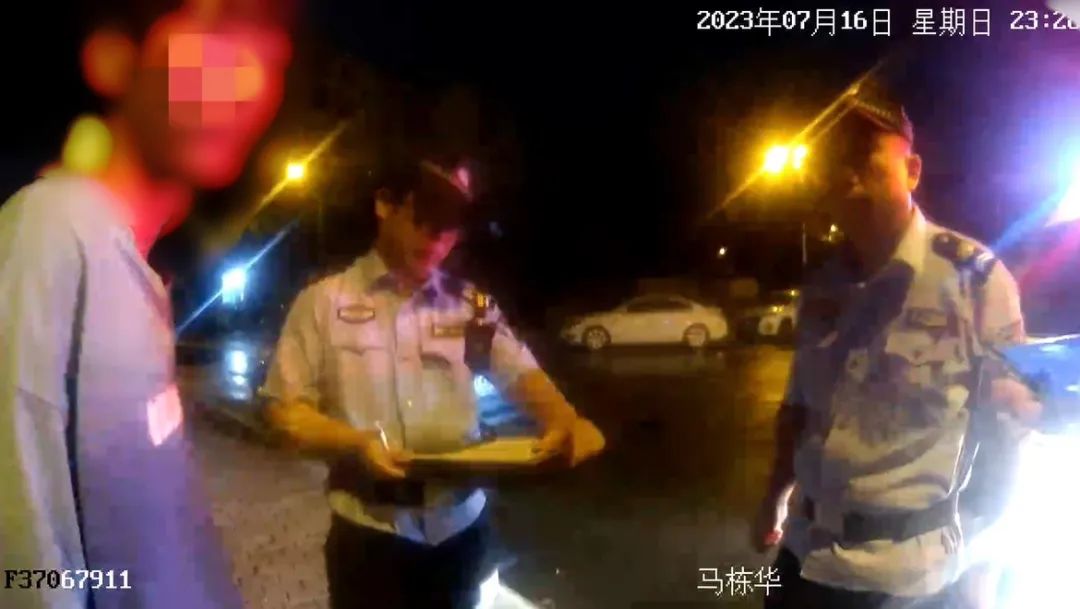 酒店烟雾报警器突然响了一下,房间内烟雾报警器突然响起来