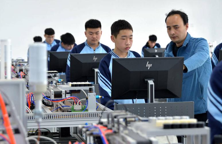 细数职校发财之道:为招生打擦边球,职业学院赠学生每人一台苹果14