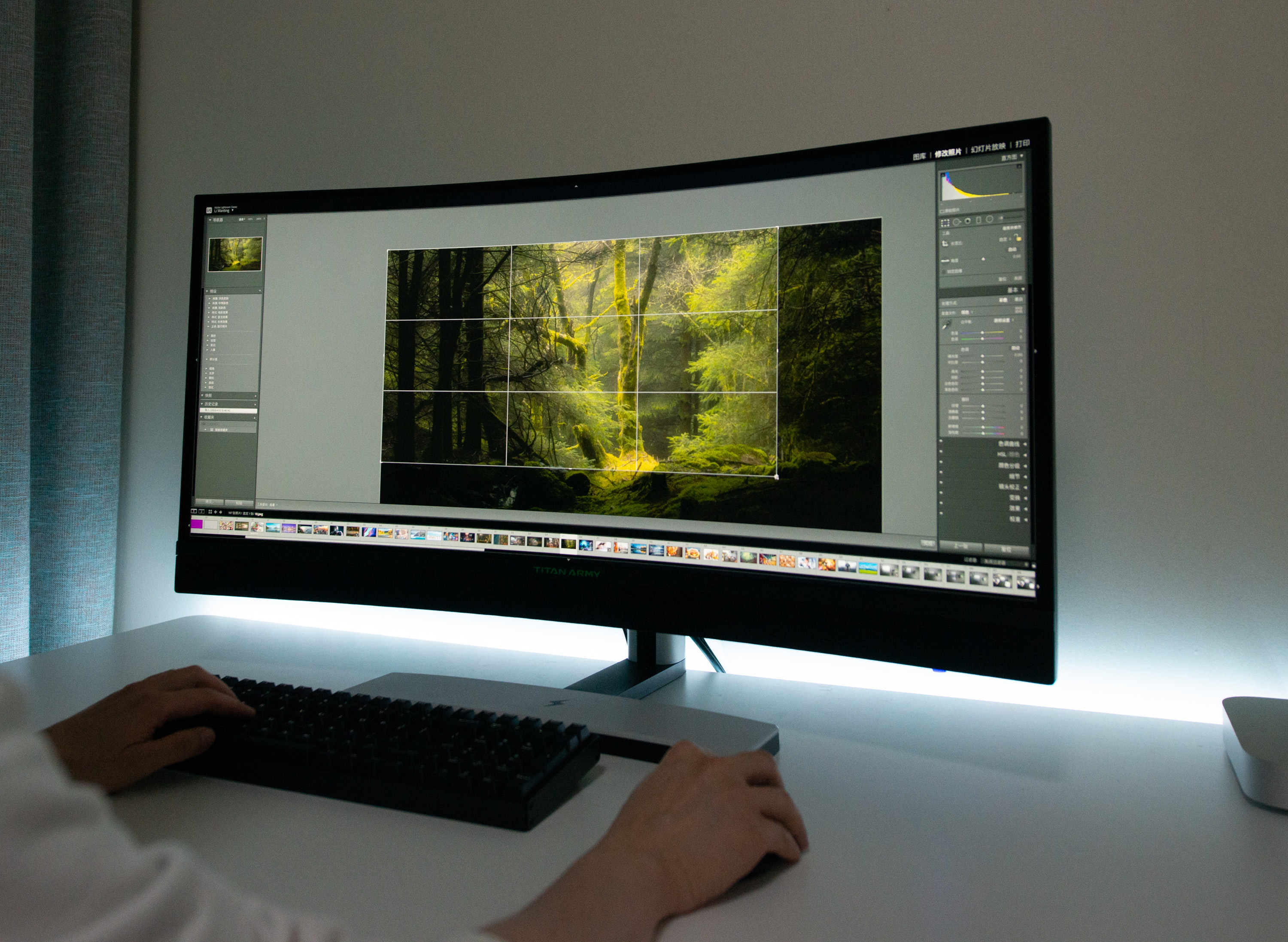 带扬声器和麦克风的显示器,带喇叭和麦克风的显示器