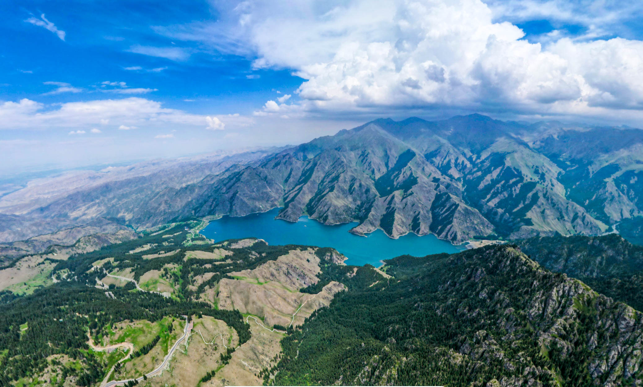 天山天池风景区里西王母瑶池,天山博格达峰下的天池介绍