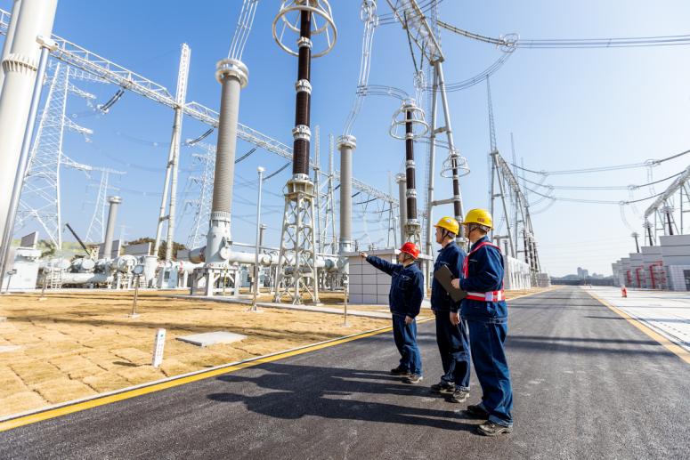 旗帜领航聚合力强根铸魂,坚持旗帜领航着力强根铸魂