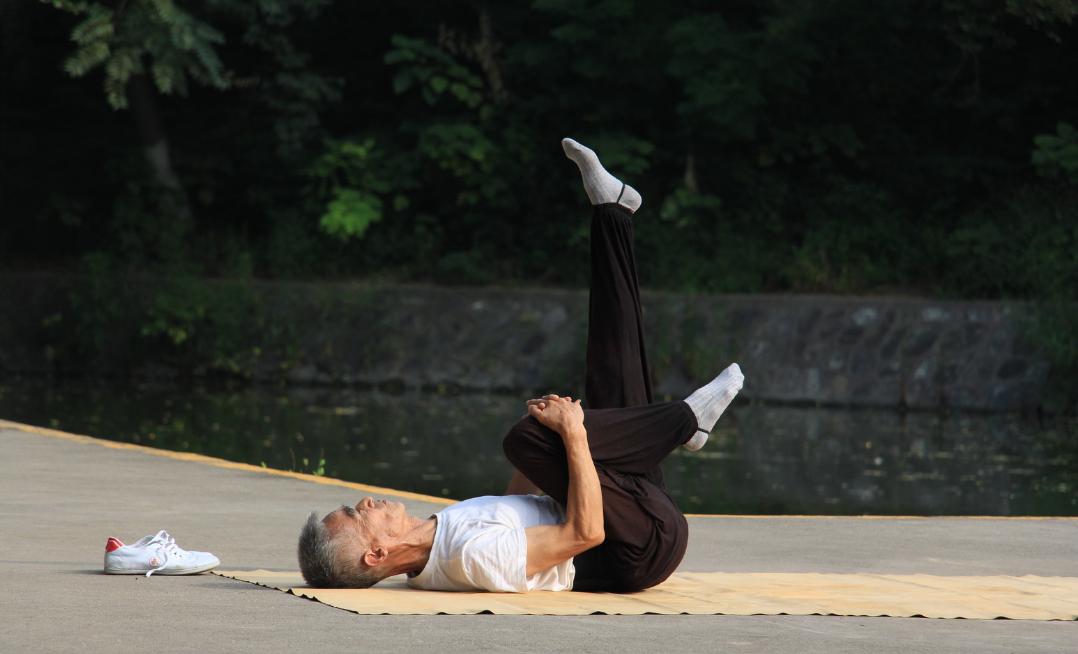 经常压腿会影响长高是真的吗,岁数大每天压腿有好处吗