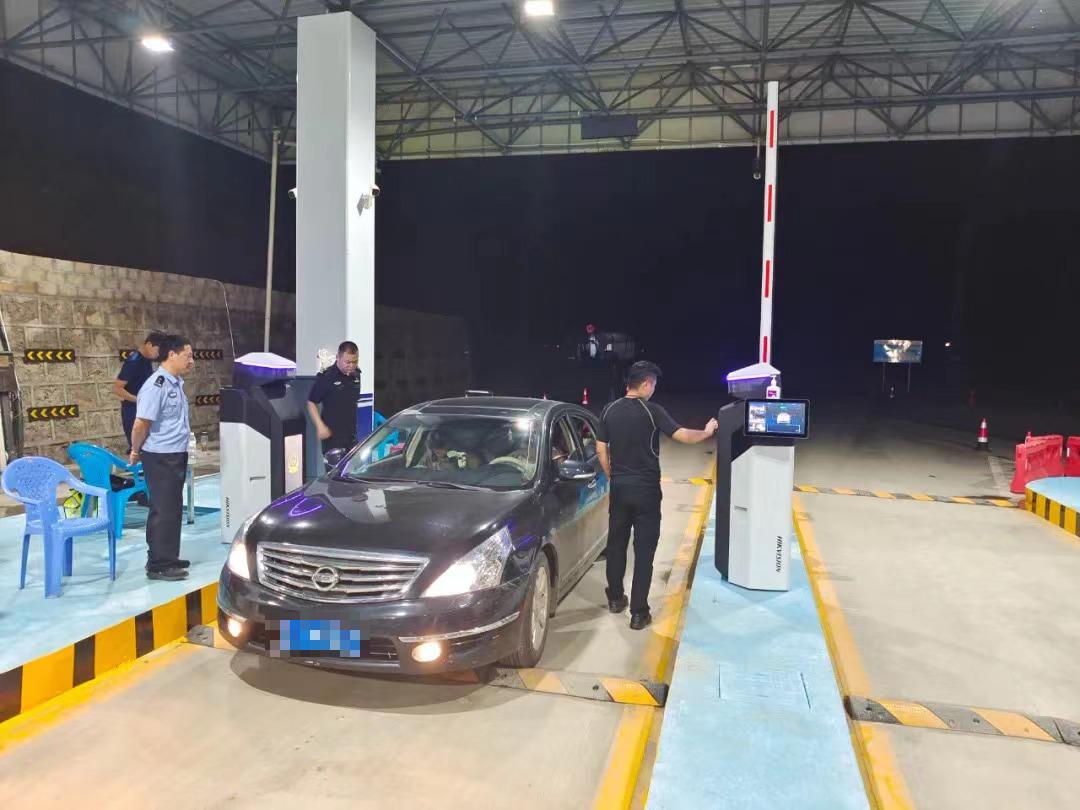 警察查无人区拦车真实事件,警察在马路拦车抓捕现场