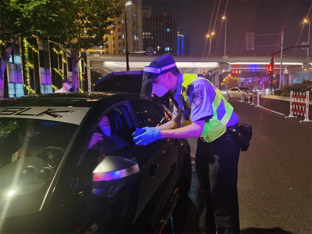 【夏季治安打击整治“百日行动”】上海黄浦：警灯闪烁，夏夜守护